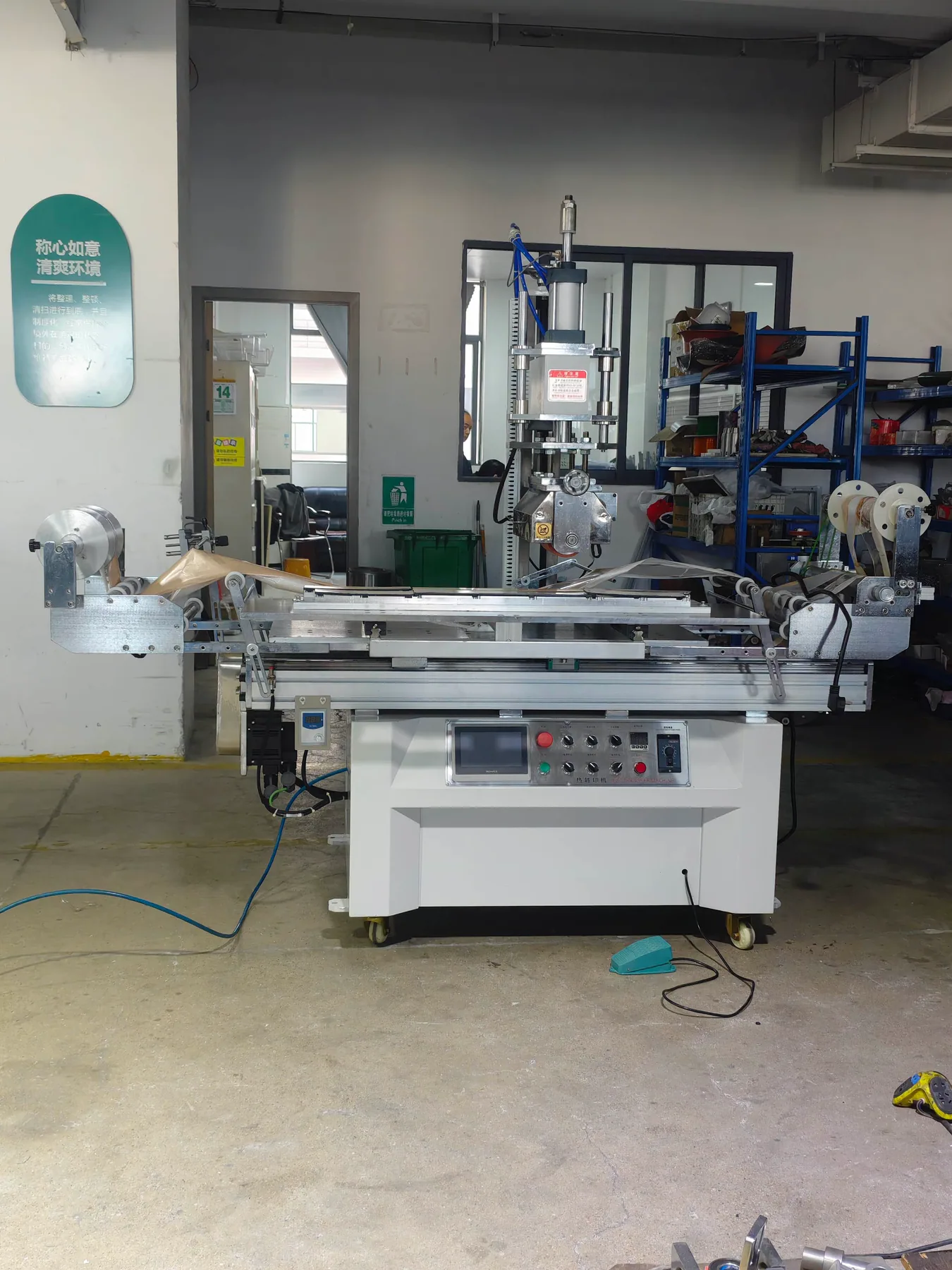 HF-1000 large-panel heat transfer machine in the workshop
