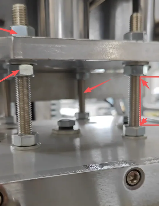 Four-point support structure beneath the flat stamping assembly